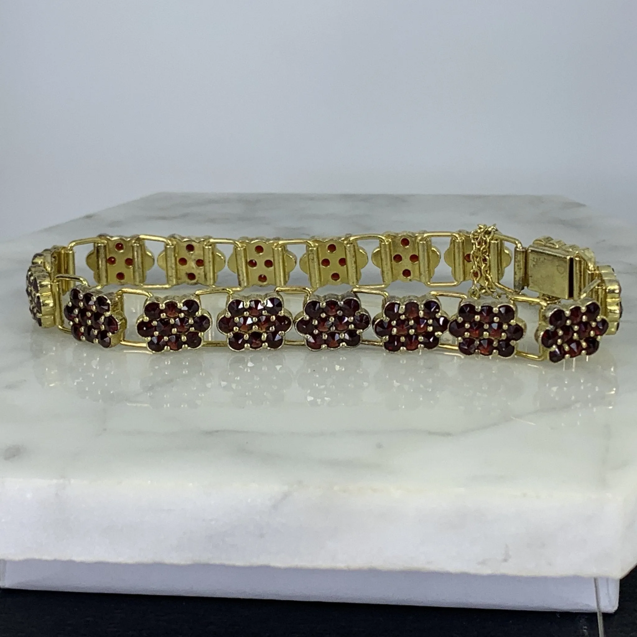 Vintage 1940s Garnet Bracelet in a Yellow Gold Setting with 17  Carat Total Weight.