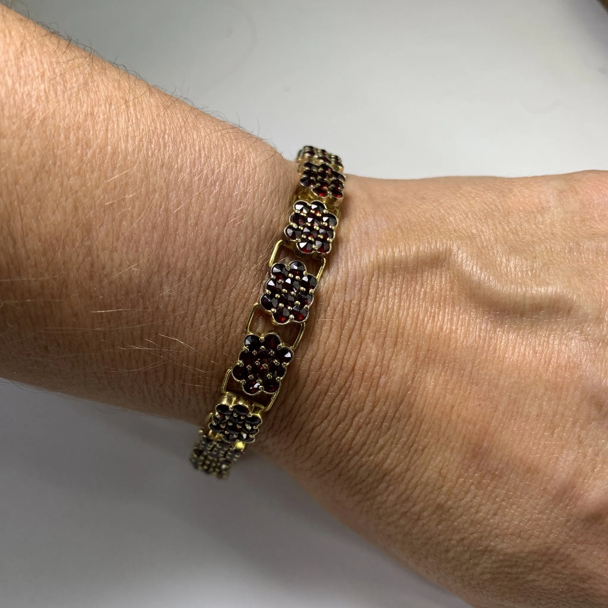 Vintage 1940s Garnet Bracelet in a Yellow Gold Setting with 17  Carat Total Weight.